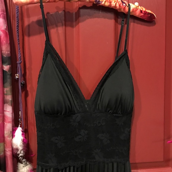 Little black dress with lace and pleats - Picture 2 of 3