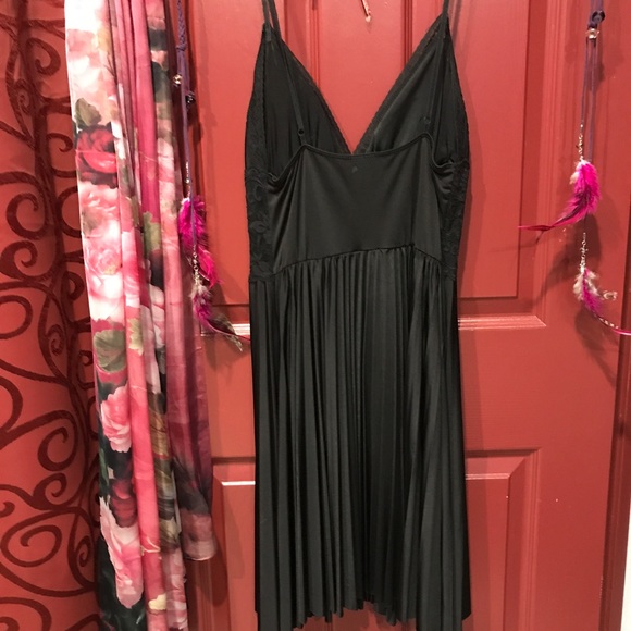 Little black dress with lace and pleats - Picture 3 of 3