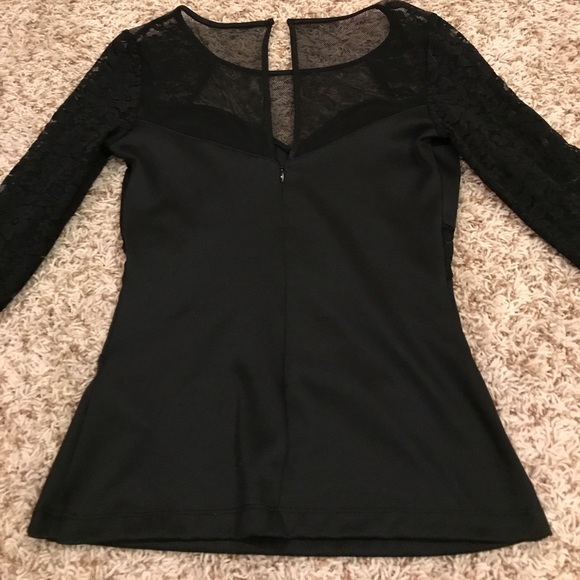 Guess top, 3/4 length, zip up back, form fitting - Picture 2 of 3