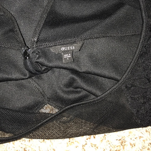 Guess top, 3/4 length, zip up back, form fitting - Picture 3 of 3