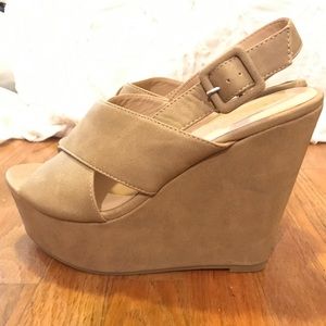 Beige tan nude wedges