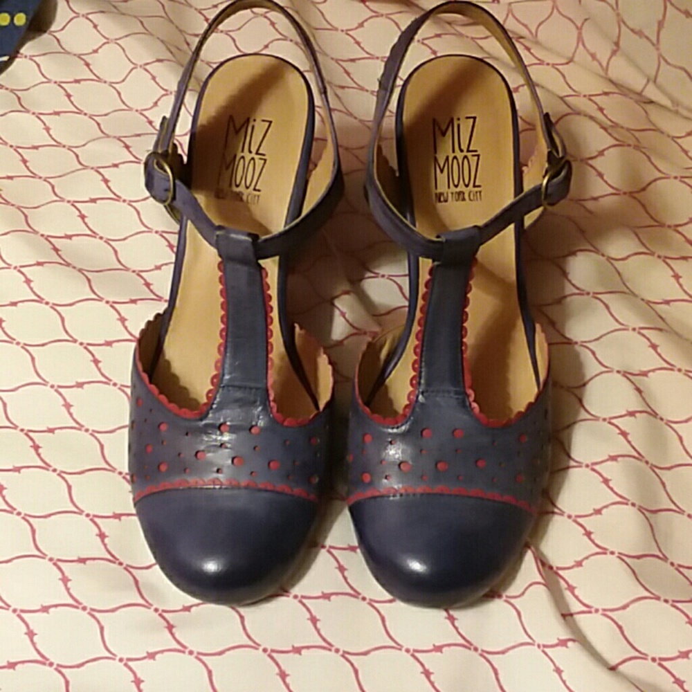 Like new condition retro style heels size 7.5