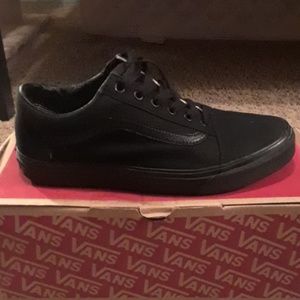 all black old school vans!!