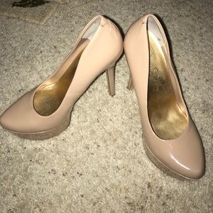 Nude heeled shoes