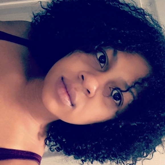 Meet your Posher, Emoni - Picture 1 of 1