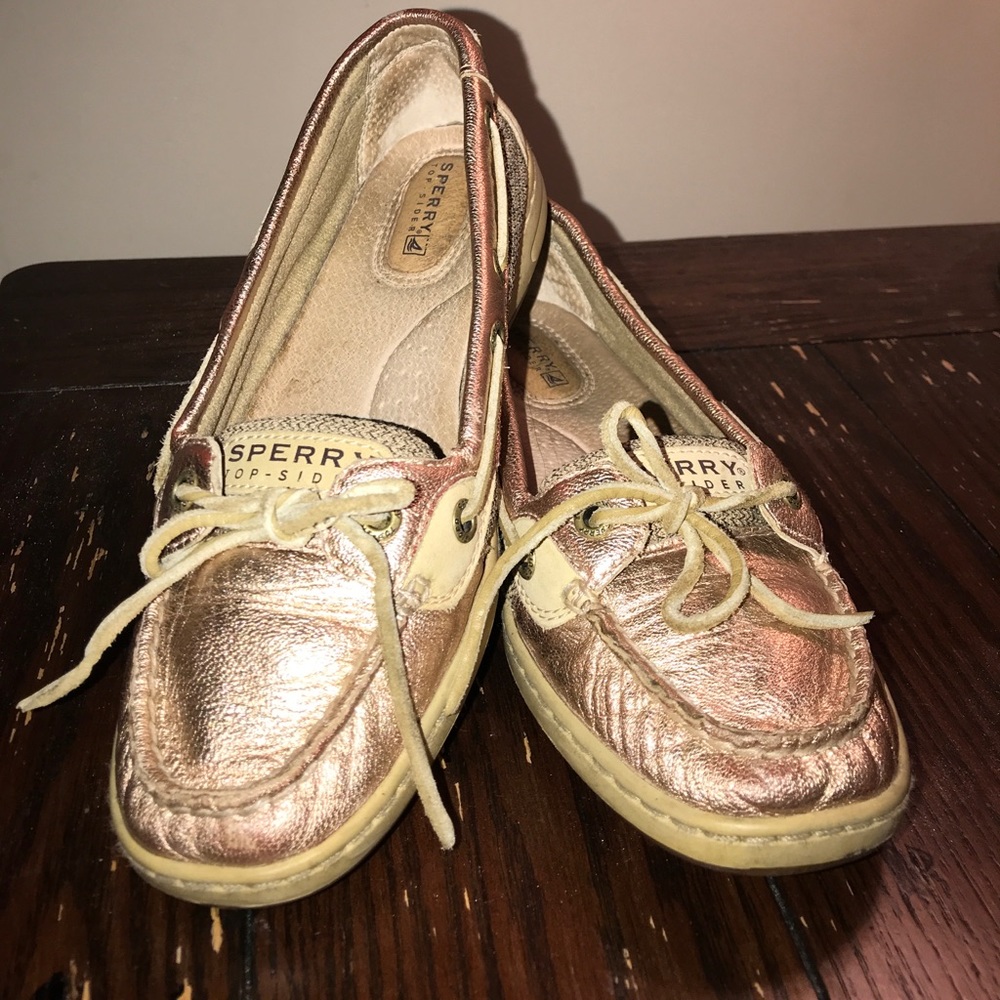 “Dunefish” Sperry Topsiders, pink metallic.