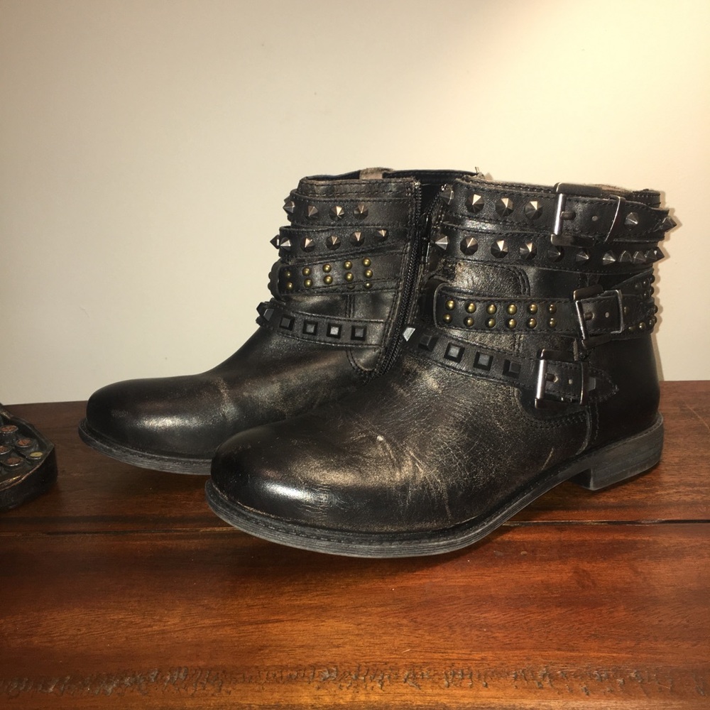 Gianni Bini distressed leather boots.