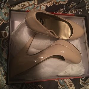SIZE 8 ELEGANT NUDE SHOE