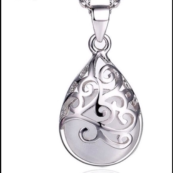 🎄 WHITE MOONSTONE PENDANT - Picture 2 of 4