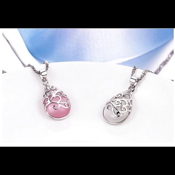 🎄 WHITE MOONSTONE PENDANT - Picture 3 of 4