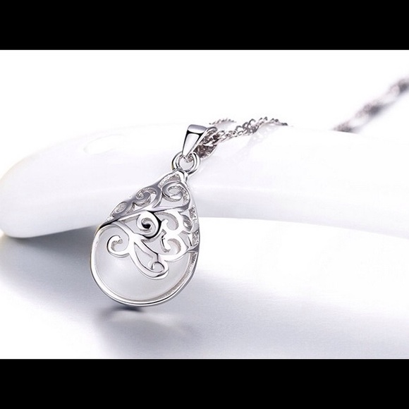 🎄 WHITE MOONSTONE PENDANT - Picture 4 of 4