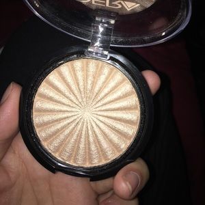 OFRA highlighter in "Rodeo Drive" ☀️💕 OFRA highlighter in "Rodeo Drive" ☀️💕