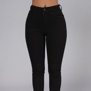 Black high waisted jeans 👖