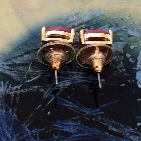 Large Solitaire Studs Berry $5 Gold NWT - Picture 5 of 5