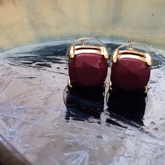Large Solitaire Studs Berry $5 Gold NWT - Picture 2 of 5