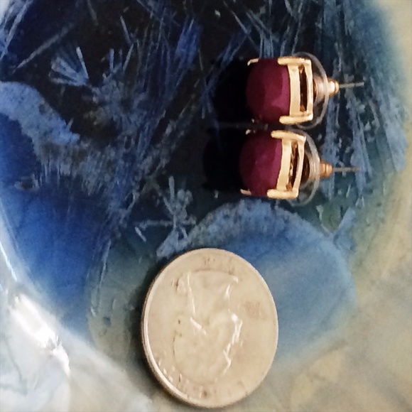 Large Solitaire Studs Berry $5 Gold NWT - Picture 3 of 5