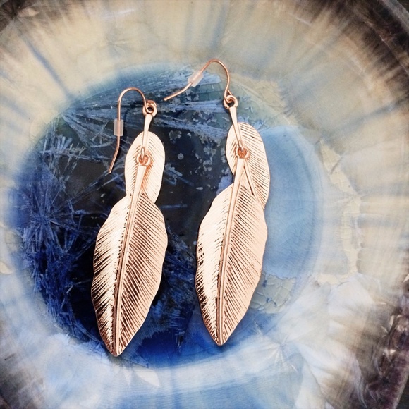 Faux Rose Gold NWT Metallic Feather Earrings Boho - Picture 2 of 4
