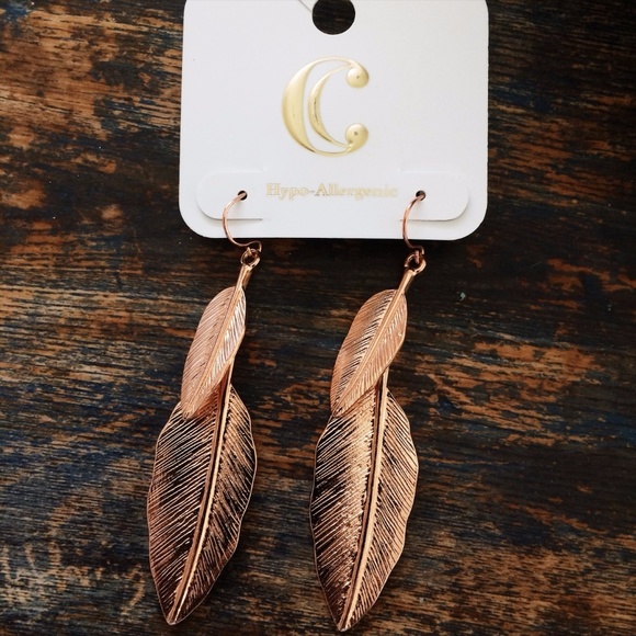 Faux Rose Gold NWT Metallic Feather Earrings Boho - Picture 4 of 4