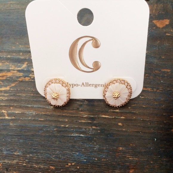 Floral Button Earrings Pink $8 NWT - Picture 4 of 4