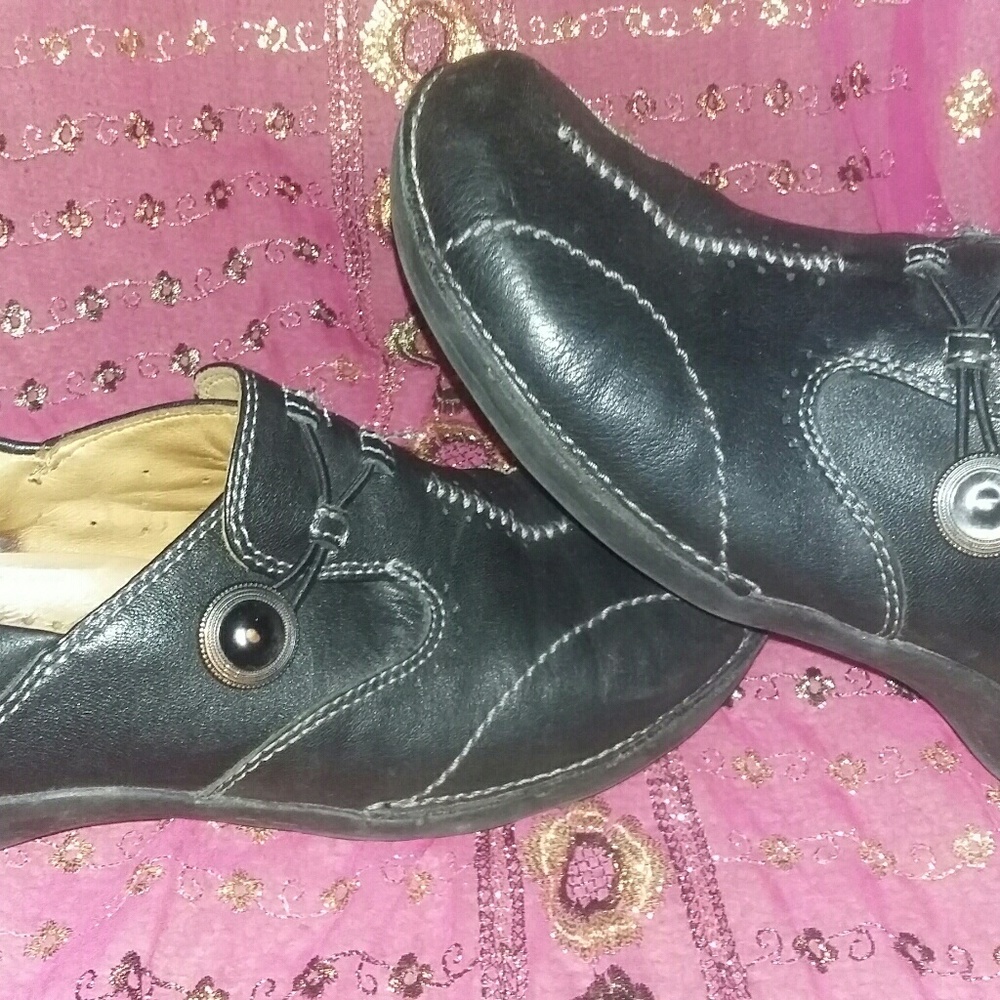 Structured Clarks Slip-on Shoes - Picture 2 of 8