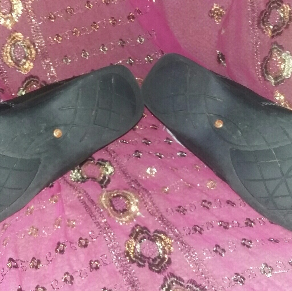Structured Clarks Slip-on Shoes - Picture 3 of 8