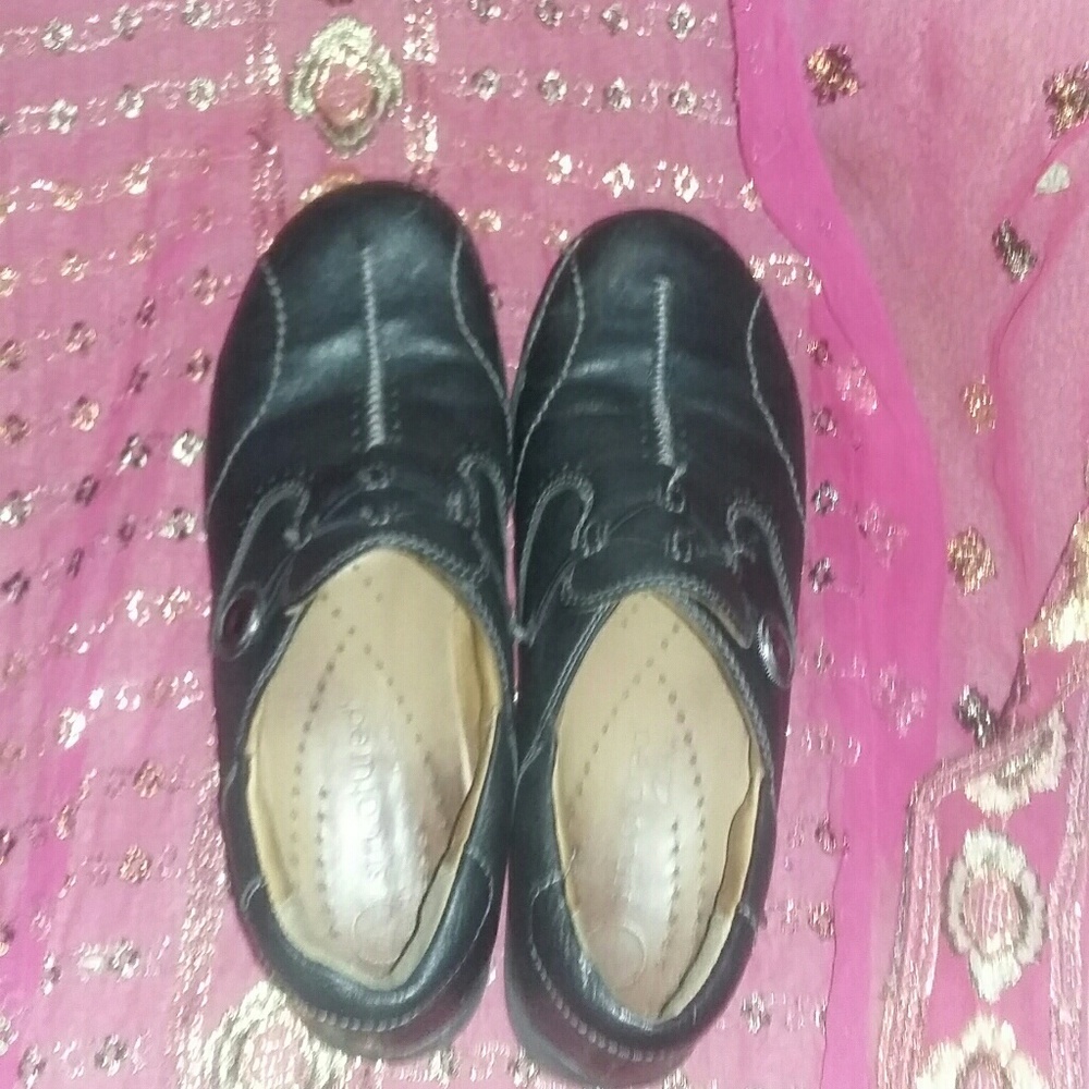 Structured Clarks Slip-on Shoes - Picture 5 of 8