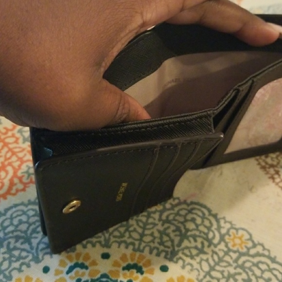 Authentic mk wallet - Picture 2 of 2