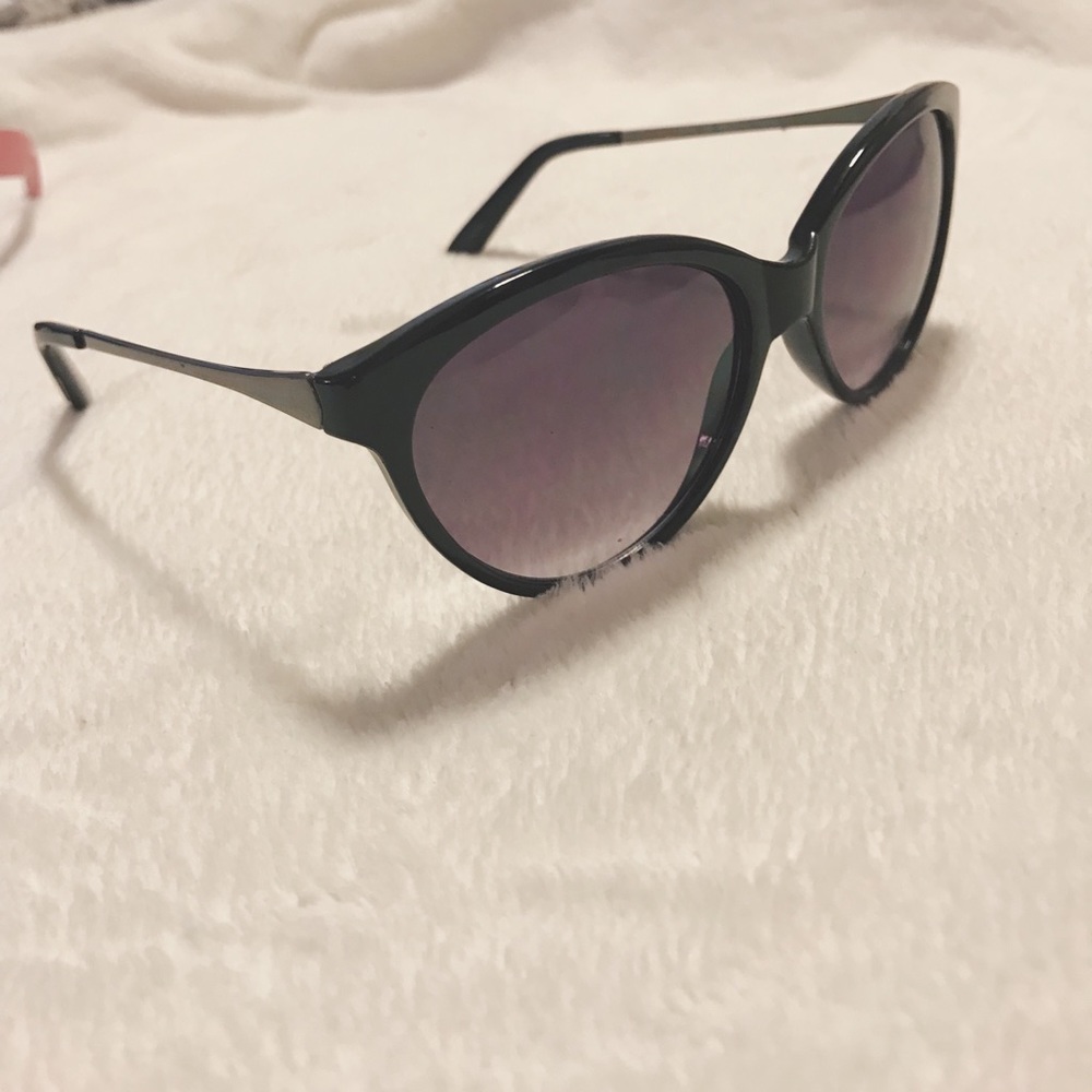 Sunglass Bundle! 😎 - Picture 2 of 4