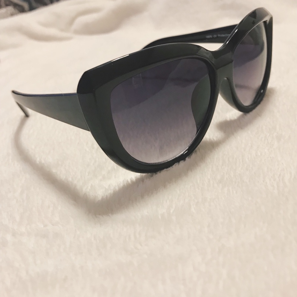 Sunglass Bundle! 😎 - Picture 4 of 4