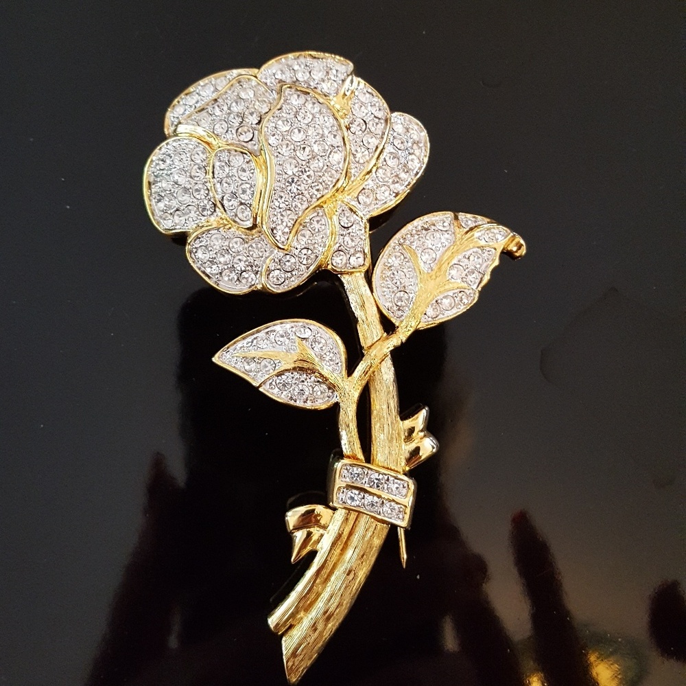 Beautiful swarovski rose pin