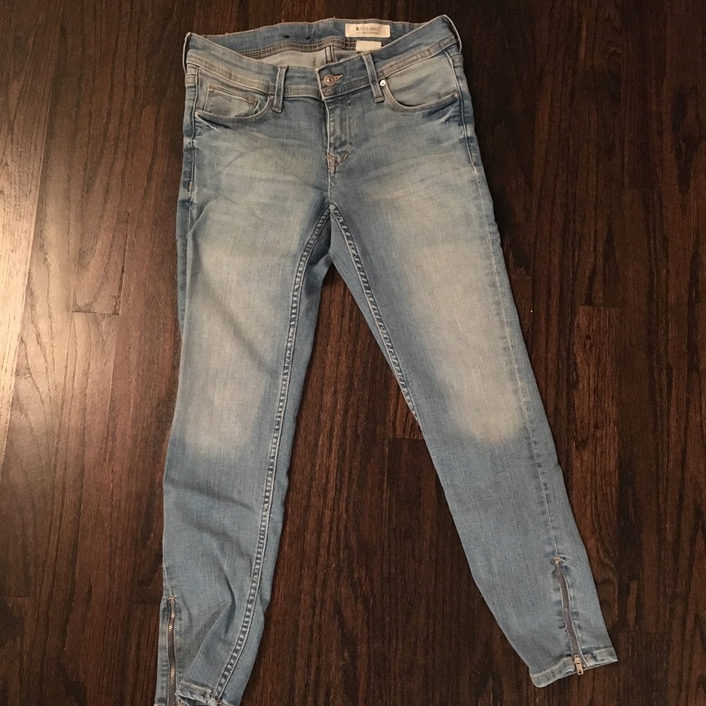 Skinny cropped denim with side zipper detail