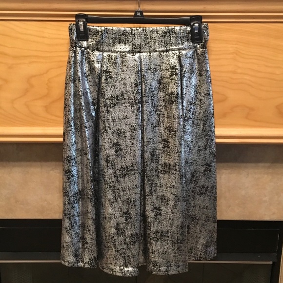 RED LOLLY-SILVER/BLACK PLEATED SKIRT-RUNS SMALL - Picture 4 of 8