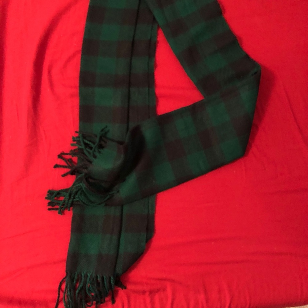 Woollen scarf with tag
