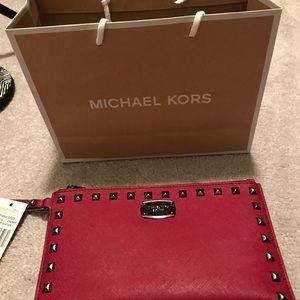 👛🎀Michael Kors NWT  Red Leather Stud Zip Clutch