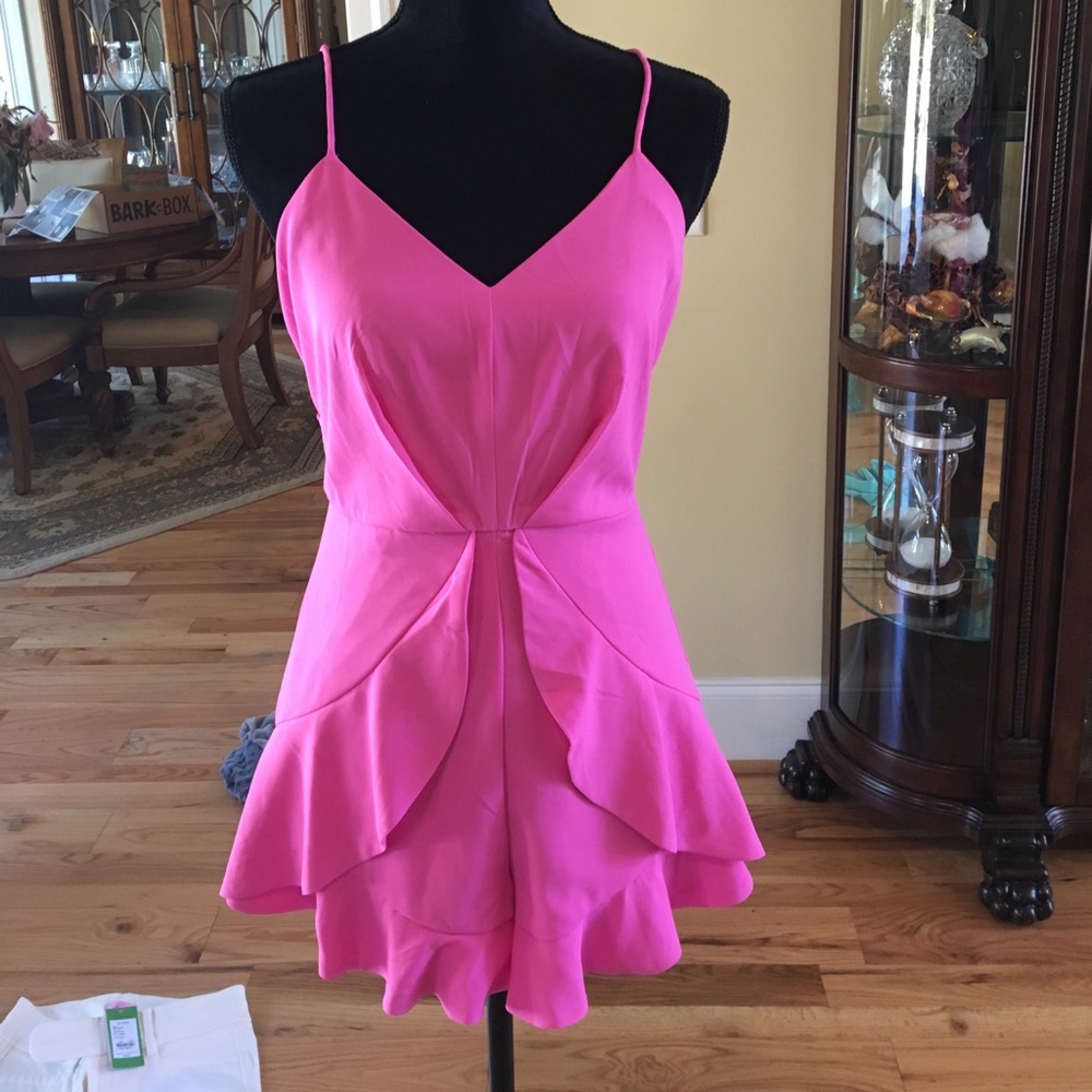 NWOT STRUCTURED RUFFLE ROMPER-- adorable on