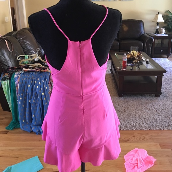 NWOT STRUCTURED RUFFLE ROMPER-- adorable on - Picture 2 of 5