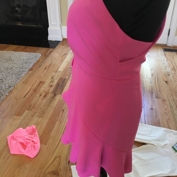 NWOT STRUCTURED RUFFLE ROMPER-- adorable on - Picture 3 of 5