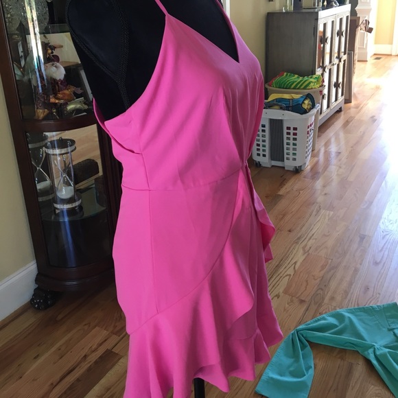 NWOT STRUCTURED RUFFLE ROMPER-- adorable on - Picture 4 of 5