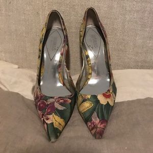 Guess Pumps