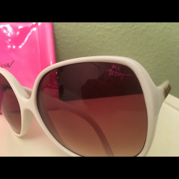 2 pair of BETSEY JOHNSON sunglasses - Picture 4 of 4