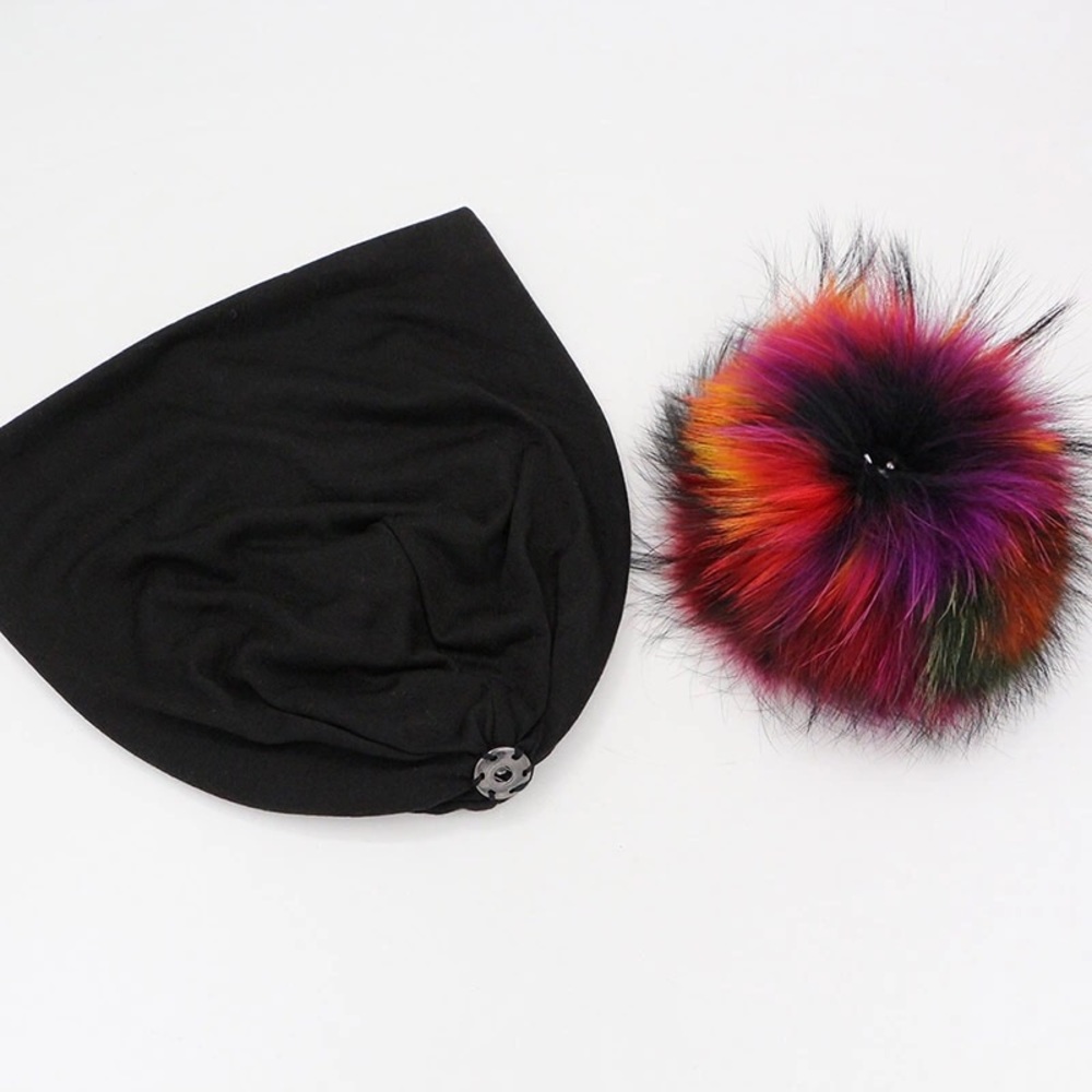 Pom Pom beanie with detachable Pom