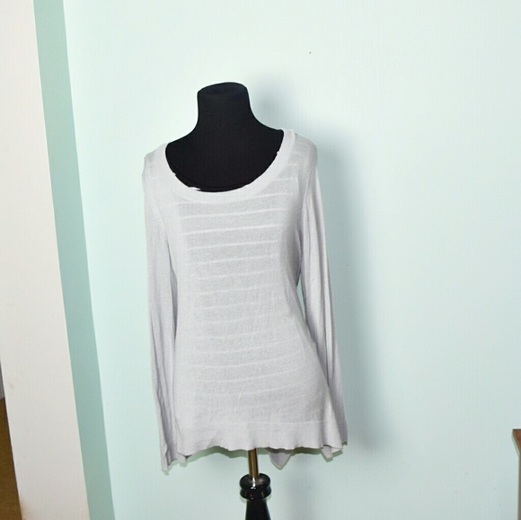 Tops - Adorable Light Grey Flowy Top