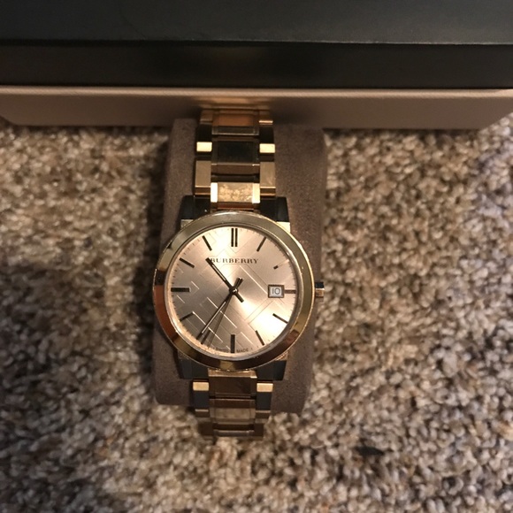 Burberry Gold Watch with box - Picture 2 of 4