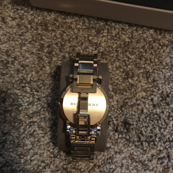 Burberry Gold Watch with box - Picture 4 of 4
