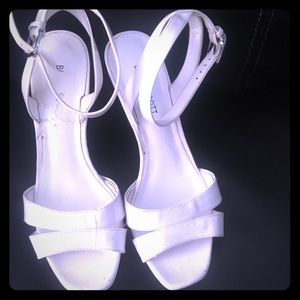 White sandals 7 1/2 (preowned )