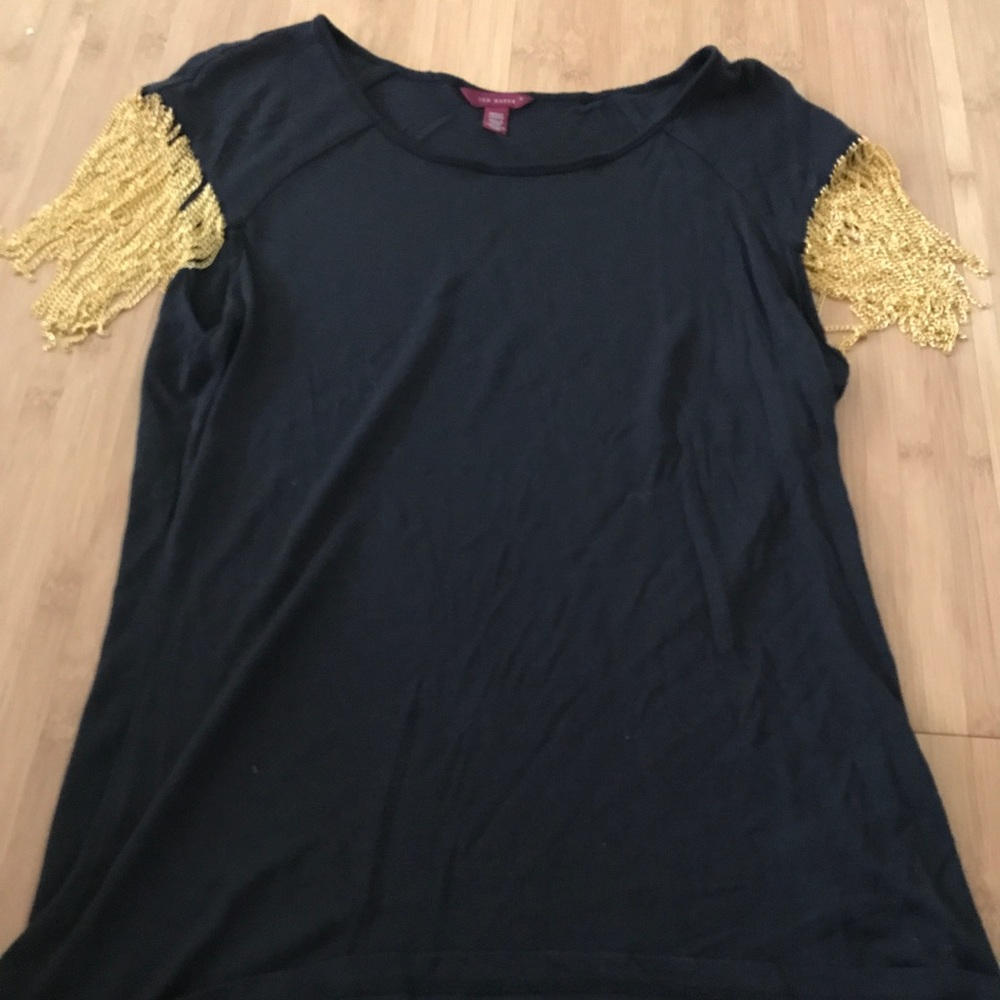Black tshirt with gold chain arm