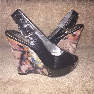 Zinc Open toe platform shoe with graffiti heel 6.5