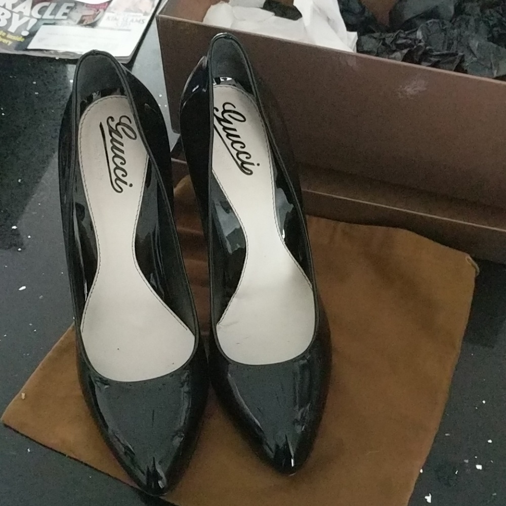 Gucci black leather pumps