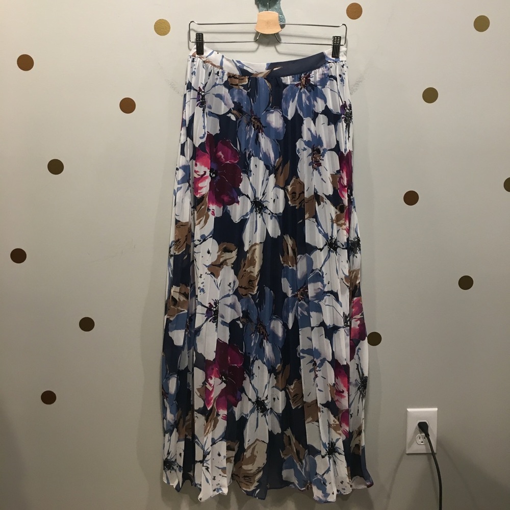 Floral pleated maxi skirt