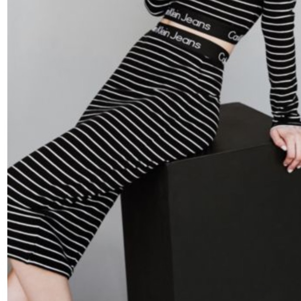 Calvin Klein elastic tube skirt. Navy and white